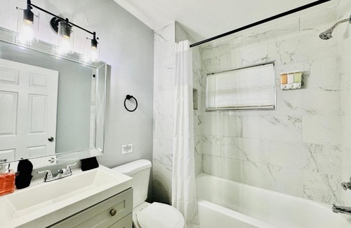 Crystal Lake House | Lakeland Retreat Quiet Patio Free Parking