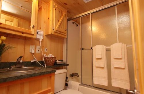 Milton Resort | Lakeland RV Campground Deluxe Loft Cabin 11