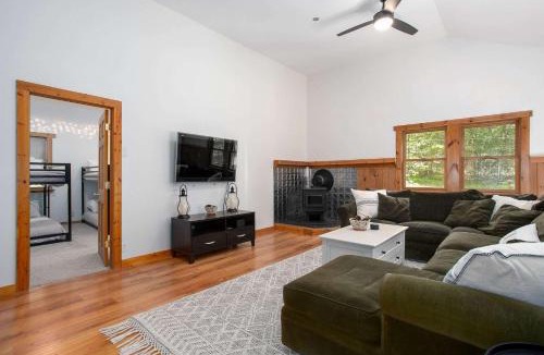 Sherwood Forest House | Lakes & Leisure! Spacious Berkshire Getaway