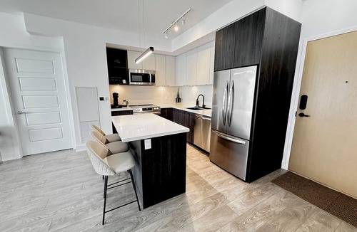 Innisfil Condo | Lakeside 2 BR New Condo at Friday Harbour | 1hr from GTA