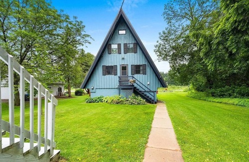 Shawano Cottage | Lakeside A-Frame Retreat on Shawano Lake Channel - 35 Minutes to Lambeau