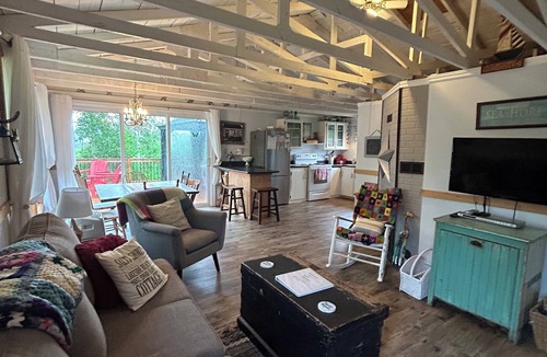 Morell Cottage | Lakeside Beach Cottage "Salty Shores" Lic #2031037