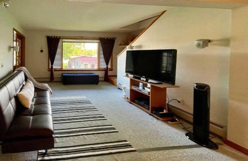 Lanesborough House | Lakeside Berkshires Home Near Hiking & Skiing!