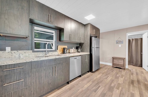 Centre Hastings Cottage | Lakeside Bliss - Charming 3BR Cottage on the Water