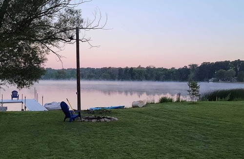 Albion House | Lakeside Bliss - Charming Lakehouse