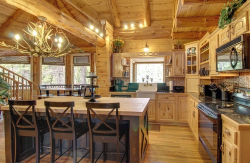 Lakeside Cottage | Lakeside Cabin on 2 Acres w/Fire Pit + Hot Tub!
