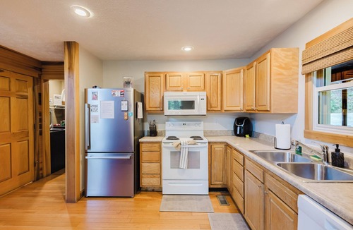 Primrose Cabin | Lakeside Cabin: Private Dock - Canoe & Kayaks - HotTub -PetFriendly -Arcade Game