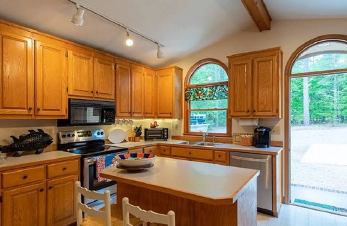 Boydton Cottage | Lakeside Cottage Retreat w/Private Dock