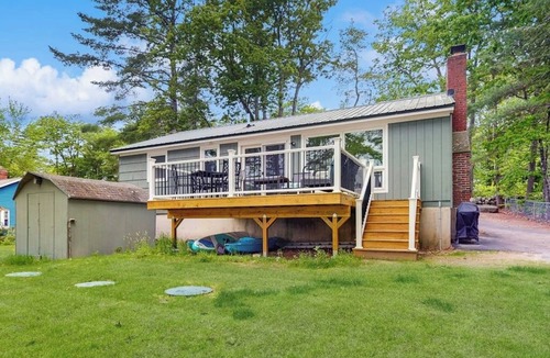 Ossipee House | Lakeside cottage with beautiful water-views and outdoor fire pit