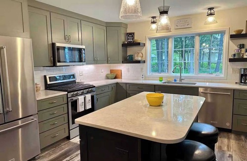 Au Train Cabin | Lakeside Cottage with sand beach & fireplace!