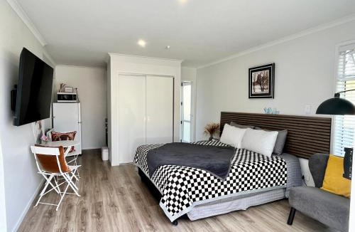 Two Mile Bay House | Lakeside cozy studio