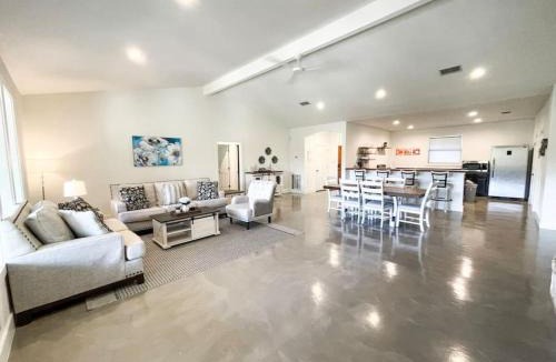 McQueeney House | Lakeside Escape
