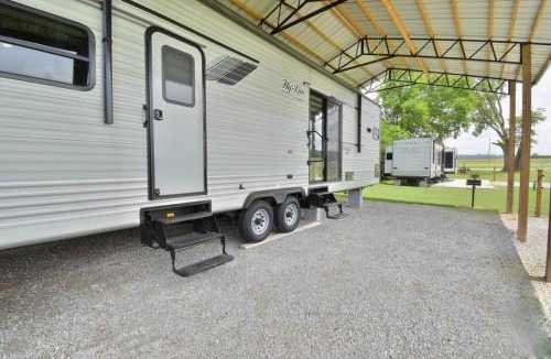 Decatur Apartment | Lakeside Fire Pit Grill Games Picnic Space