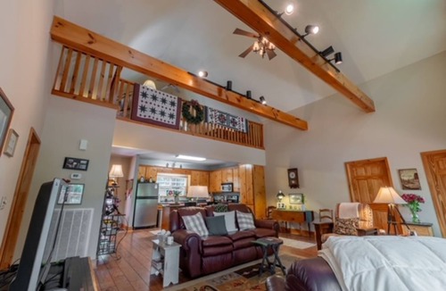 Pine Mountain Valley House | Lakeside home-minutes to Callaway Gardens, FDR Park & Impact 360 Institute