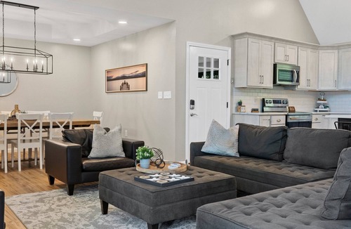 Westview House | Lakeside Home - Pool Table - Fire Pit - Sleeps 12