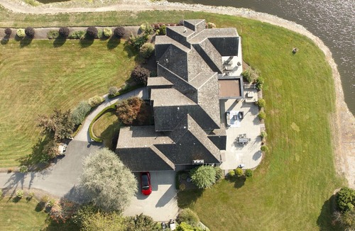 West Abbotsford House | Lakeside Home: Sleeps 23/HotTub/Game Room/Theatre/Espresso/Private Lake
