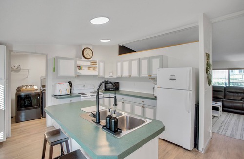 Pine Hollow House | Lakeside King Suite, Cozy Winter Escape Fireplace, Fast Wi-Fi, Near Mt Hood