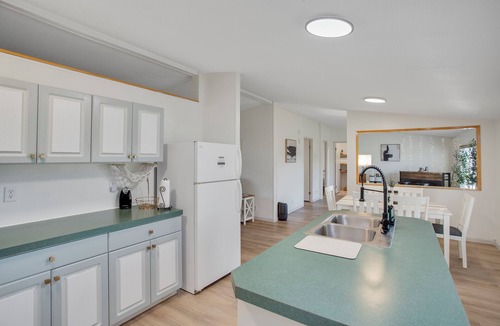 Pine Hollow House | Lakeside King Suite, Cozy Winter Escape Fireplace, Fast Wi-Fi, Near Mt Hood