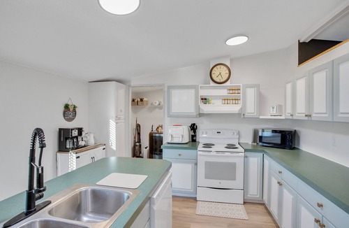 Pine Hollow House | Lakeside King Suite, Cozy Winter Escape Fireplace, Fast Wi-Fi, Near Mt Hood