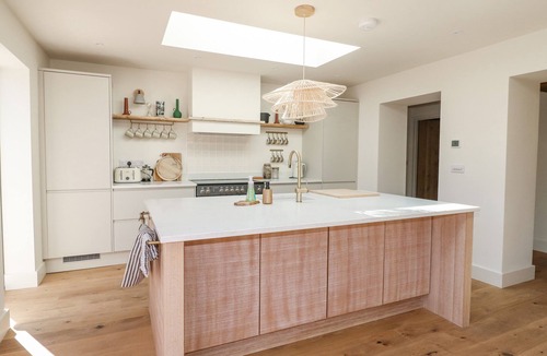 Pattingham Cottage | LAKESIDE LODGE, pet friendly, with hot tub in Pattingham