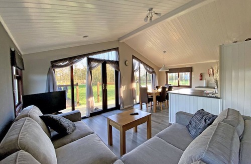 Bethersden Cabin | Lakeside Lodge with Beautiful Views