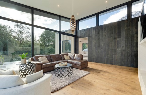 Kawarau Falls House | Lakeside Luxury & 5 Minutes to Remarkables Ski Field