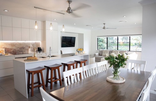 Trinity Beach House | Lakeside Luxury:stroll to beach&restaurants