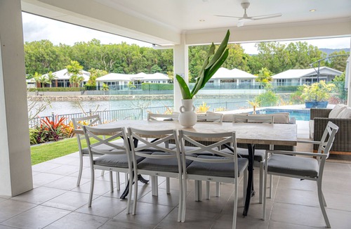 Trinity Beach House | Lakeside Luxury:stroll to beach&restaurants
