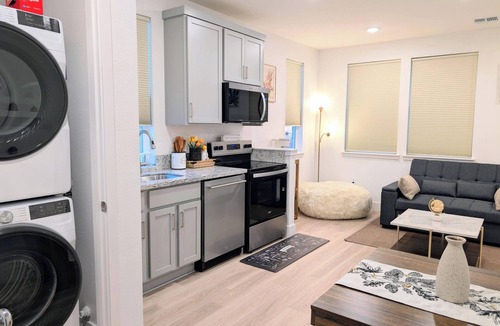 Tracy House | Lakeside luxury: Designer park-front suite with Garage