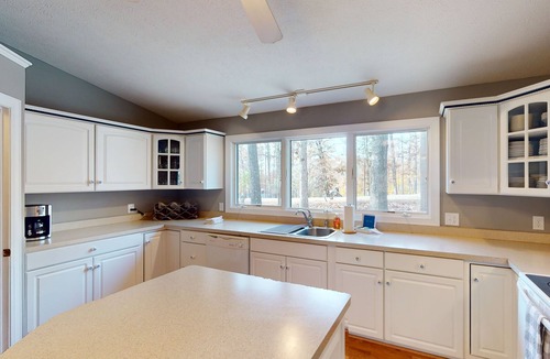 High Point House | Lakeside Park - Spacious pet friendly house w/hot tub, kayaks, air hockey, deck & patio