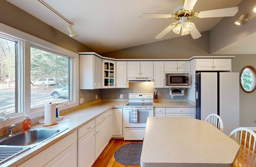High Point House | Lakeside Park - Spacious pet friendly house w/hot tub, kayaks, air hockey, deck & patio