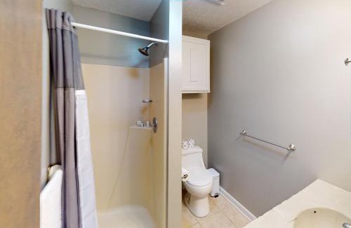High Point House | Lakeside Park - Spacious pet friendly house w/hot tub, kayaks, air hockey, deck & patio