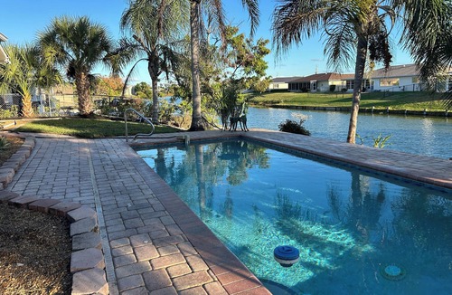 Venice Gardens House | Lakeside Retreat 3BD/2BA home with pool for a relaxing getaway
