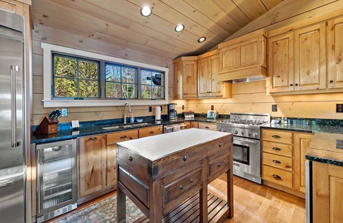 Nebo House | Lakeside Retreat | Camp Amenities, Fire Pit & Stunning Lakefront Views!