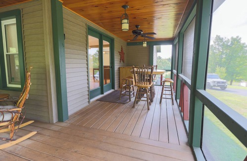 Broadalbin House | Lakeside Retreat with Guest Cottage on 5+ Acres