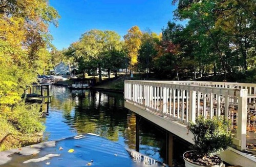 Effingham House | Lakeside Sarandipity: Sleeps 8 with outdoor spaces!