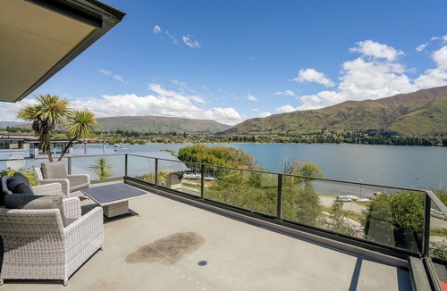 Wanaka Cottage | Lakeside Serenity - Wanaka Holiday Home