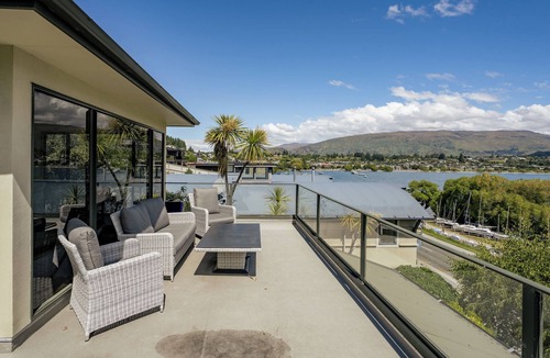 Wanaka Cottage | Lakeside Serenity - Wanaka Holiday Home