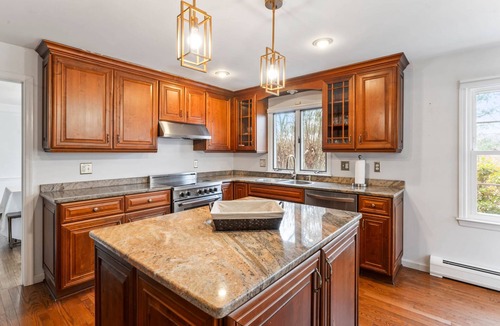 Brookfield House | Lakeside/Sleeps20/HotTub/GameRoom/2Acres/Fireplace