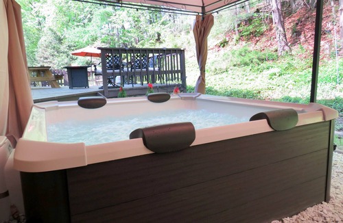 Brookfield House | Lakeside/Sleeps20/HotTub/GameRoom/2Acres/Fireplace