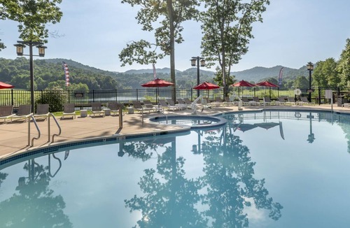 Roanoke Apartment | Lakeside Suite | Kitchenette | No Hidden Fees