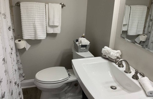 West Irondequoit House | Lakeside Sun&Fun- Devine vacation home near beach, Seabreeze & Port of Rochester