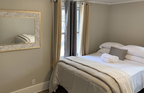 West Irondequoit House | Lakeside Sun&Fun- Devine vacation home near beach, Seabreeze & Port of Rochester