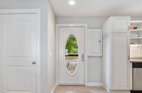 Hamilton House | Lakeside Sunrise Retreat