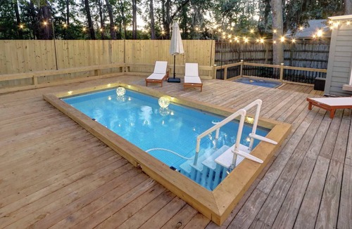 Talahi Island House | Lakeside Talahi Retreat: 5BR+Apt | Pool & Hot Tub