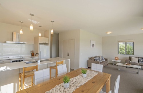 Matarangi House | Lakeside Villa Retreat - Matarangi Downstairs Unit