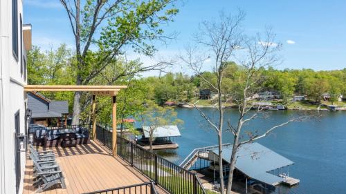 Williamstown House | Lakeside, Water-view, 7 miles to Ark, 4BR for 14