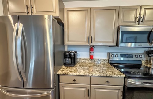 Blakeslee House | Lakeslee Lodge: Spacious 6BR retreat with lake access and community pool in Oakland, MD.