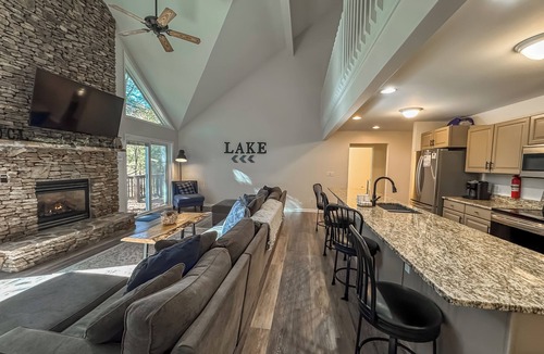Blakeslee House | Lakeslee Lodge: Spacious 6BR retreat with lake access and community pool in Oakland, MD.