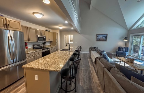 Blakeslee House | Lakeslee Lodge: Spacious 6BR retreat with lake access and community pool in Oakland, MD.
